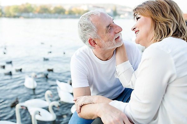 포토 JPG 주간 서양인 응시 여자 노년 남자 50대 데이트 미소 사람 앉기 상반신 야외 두명 앞모습 옆모습 실버라이프 마주보기 노부부 로맨틱 노인만 국내포토 자연요소 외국인 라이프스타일 부부 시선 뷰포인트 중년 컨셉 모션 표정 성인 성인만 파일형식