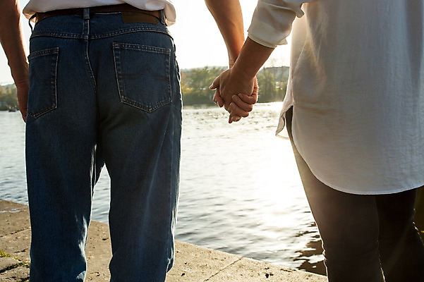 포토 JPG 주간 서양인 여자 노년 남자 50대 데이트 서기 사람 야외 두명 뒷모습 실버라이프 강 햇빛 손잡기 노부부 산책 로맨틱 하반신 노인만 국내포토 자연요소 외국인 라이프스타일 부부 뷰포인트 중년 컨셉 모션 휴식 성인 태양 성인만 파일형식