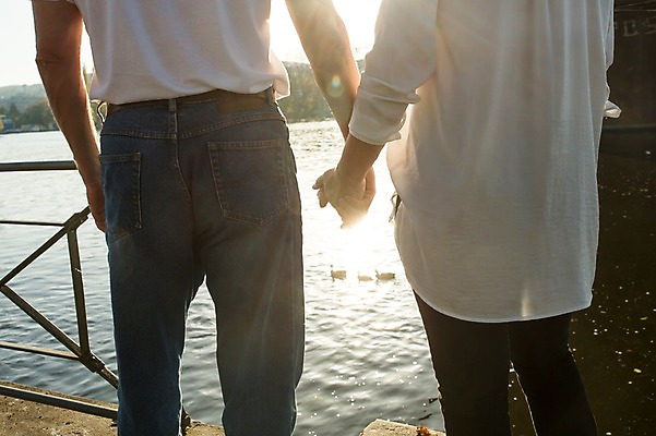 포토 JPG 주간 서양인 응시 여자 노년 남자 50대 데이트 서기 사람 야외 두명 뒷모습 실버라이프 강 햇빛 손잡기 노부부 산책 로맨틱 노인만 국내포토 자연요소 외국인 라이프스타일 부부 시선 뷰포인트 중년 컨셉 모션 휴식 성인 태양 성인만 파일형식
