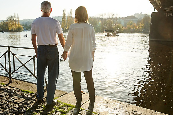 포토 JPG 주간 전신 서양인 응시 여자 노년 남자 50대 데이트 난간 서기 사람 풍경 야외 두명 뒷모습 실버라이프 강 햇빛 손잡기 노부부 산책 로맨틱 노인만 국내포토 자연요소 외국인 라이프스타일 부부 시선 뷰포인트 중년 컨셉 모션 휴식 성인 태양 성인만 파일형식