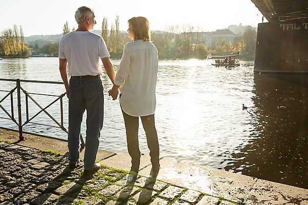 포토 JPG 주간 전신 서양인 응시 여자 노년 남자 50대 데이트 난간 서기 미소 사람 풍경 야외 두명 뒷모습 실버라이프 강 햇빛 마주보기 손잡기 노부부 산책 로맨틱 노인만 국내포토 자연요소 외국인 라이프스타일 부부 시선 뷰포인트 중년 컨셉 모션 휴식 표정 성인 태양 성인만 파일형식