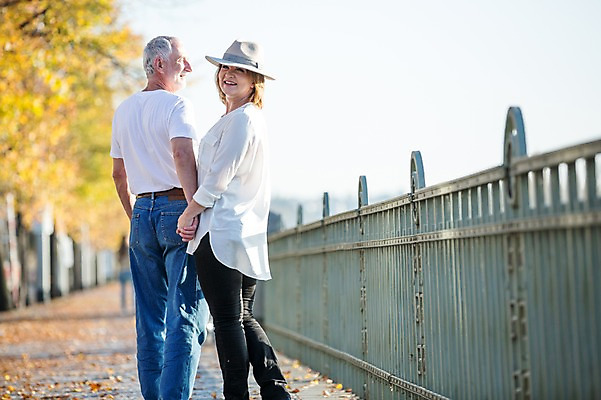 포토 JPG 주간 서양인 응시 여자 노년 남자 50대 낙엽 데이트 난간 미소 사람 상반신 야외 두명 뒷모습 실버라이프 걷기 손잡기 노부부 산책 로맨틱 뒤돌아보기 보행로 챙모자 노인만 국내포토 자연요소 외국인 모자_잡화 라이프스타일 부부 시선 길 뷰포인트 중년 컨셉 잎 모션 휴식 표정 성인 성인만 파일형식