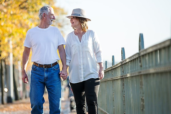 포토 JPG 주간 서양인 응시 여자 노년 남자 50대 데이트 난간 미소 사람 상반신 야외 두명 앞모습 실버라이프 마주보기 걷기 손잡기 노부부 산책 로맨틱 보행로 챙모자 노인만 국내포토 자연요소 외국인 모자_잡화 라이프스타일 부부 시선 길 뷰포인트 중년 컨셉 모션 휴식 표정 성인 성인만 파일형식