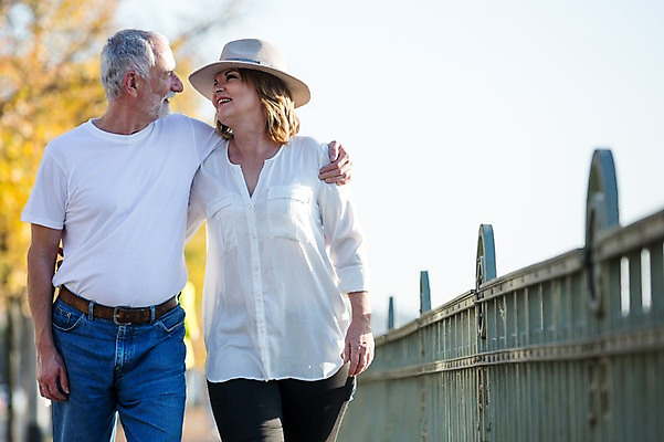 포토 JPG 주간 서양인 응시 여자 노년 남자 50대 허리손 데이트 난간 미소 사람 상반신 야외 두명 앞모습 실버라이프 마주보기 걷기 노부부 산책 로맨틱 챙모자 노인만 어깨에손 국내포토 자연요소 외국인 모자_잡화 라이프스타일 부부 시선 뷰포인트 중년 포즈 컨셉 모션 휴식 표정 성인 성인만 파일형식