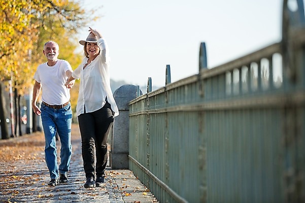 포토 JPG 주간 전신 서양인 응시 여자 노년 남자 50대 낙엽 데이트 난간 미소 사람 야외 두명 앞모습 실버라이프 걷기 손잡기 노부부 산책 로맨틱 잡기 보행로 챙모자 노인만 국내포토 자연요소 외국인 모자_잡화 라이프스타일 부부 시선 길 뷰포인트 중년 컨셉 잎 모션 휴식 표정 성인 성인만 파일형식