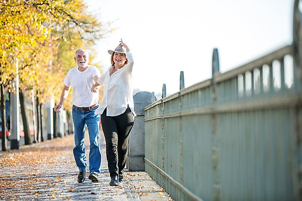 포토 JPG 주간 전신 서양인 응시 여자 노년 남자 50대 낙엽 데이트 난간 미소 사람 야외 두명 앞모습 실버라이프 걷기 손잡기 노부부 산책 로맨틱 잡기 보행로 가로수 챙모자 노인만 국내포토 자연요소 외국인 모자_잡화 라이프스타일 부부 시선 길 뷰포인트 중년 컨셉 잎 모션 휴식 표정 성인 성인만 파일형식