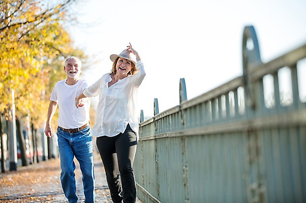 포토 JPG 주간 서양인 응시 여자 노년 남자 50대 데이트 난간 미소 사람 상반신 야외 두명 앞모습 실버라이프 걷기 손잡기 노부부 산책 로맨틱 잡기 보행로 챙모자 노인만 국내포토 자연요소 외국인 모자_잡화 라이프스타일 부부 시선 길 뷰포인트 중년 컨셉 모션 휴식 표정 성인 성인만 파일형식