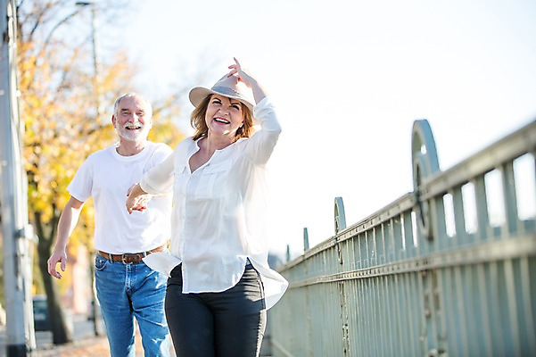 포토 JPG 주간 서양인 응시 여자 노년 남자 50대 데이트 난간 미소 사람 상반신 야외 두명 앞모습 실버라이프 걷기 손잡기 노부부 산책 로맨틱 잡기 즐거움 챙모자 노인만 국내포토 자연요소 외국인 모자_잡화 라이프스타일 부부 시선 감정 뷰포인트 중년 컨셉 모션 휴식 표정 성인 성인만 파일형식
