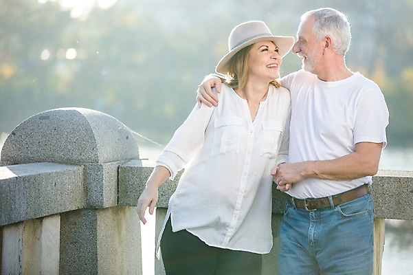 포토 JPG 주간 서양인 응시 여자 노년 남자 50대 데이트 난간 서기 미소 사람 상반신 야외 두명 앞모습 실버라이프 햇빛 마주보기 손잡기 노부부 기댐 로맨틱 챙모자 노인만 국내포토 자연요소 외국인 모자_잡화 라이프스타일 부부 시선 뷰포인트 중년 컨셉 모션 표정 성인 태양 성인만 파일형식