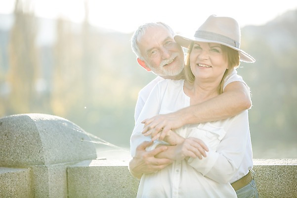 포토 JPG 주간 서양인 응시 여자 노년 남자 50대 데이트 난간 안기 미소 사람 상반신 야외 두명 앞모습 실버라이프 손잡기 노부부 기댐 로맨틱 백허그 챙모자 노인만 국내포토 자연요소 외국인 모자_잡화 라이프스타일 부부 시선 뷰포인트 중년 컨셉 모션 포옹 표정 성인 성인만 파일형식