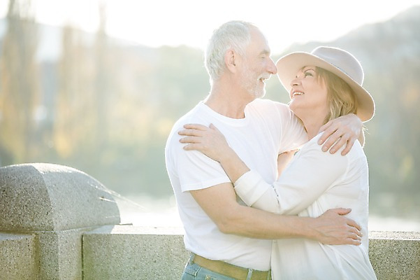 포토 JPG 주간 서양인 응시 여자 노년 남자 50대 데이트 난간 안기 사랑 사람 상반신 야외 두명 옆모습 실버라이프 마주보기 노부부 기댐 로맨틱 챙모자 노인만 국내포토 자연요소 외국인 모자_잡화 라이프스타일 부부 시선 감정 뷰포인트 중년 컨셉 모션 성인 성인만 파일형식