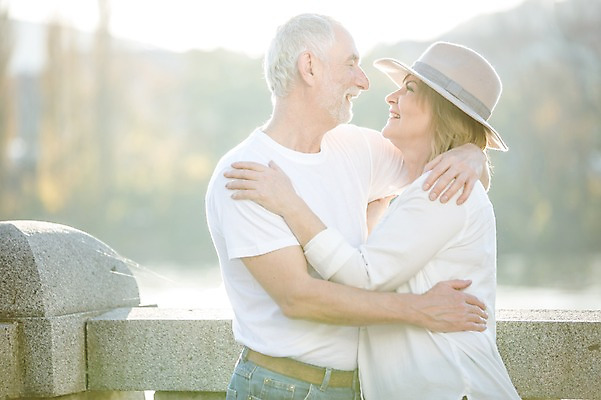 포토 JPG 주간 서양인 응시 여자 노년 남자 50대 데이트 난간 안기 사랑 사람 상반신 야외 두명 옆모습 실버라이프 마주보기 노부부 기댐 로맨틱 챙모자 노인만 국내포토 자연요소 외국인 모자_잡화 라이프스타일 부부 시선 감정 뷰포인트 중년 컨셉 모션 성인 성인만 파일형식