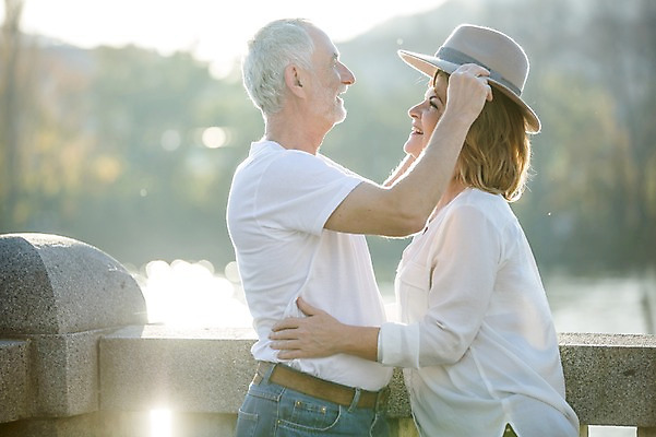 포토 JPG 주간 서양인 응시 여자 노년 남자 50대 데이트 난간 안기 미소 사람 상반신 야외 두명 옆모습 실버라이프 햇빛 노부부 로맨틱 쓰는 챙모자 노인만 국내포토 자연요소 외국인 모자_잡화 라이프스타일 부부 시선 뷰포인트 중년 컨셉 모션 표정 성인 태양 성인만 파일형식
