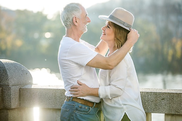 포토 JPG 주간 서양인 응시 여자 노년 남자 50대 데이트 난간 안기 서기 미소 사람 상반신 야외 두명 옆모습 실버라이프 햇빛 노부부 로맨틱 쓰는 챙모자 노인만 국내포토 자연요소 외국인 모자_잡화 라이프스타일 부부 시선 뷰포인트 중년 컨셉 모션 표정 성인 태양 성인만 파일형식