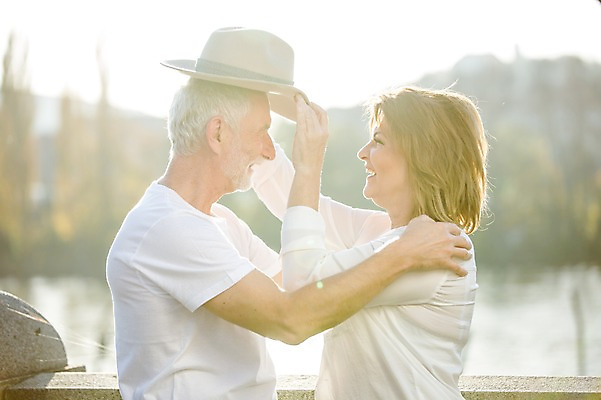포토 JPG 주간 서양인 응시 여자 노년 남자 50대 데이트 난간 미소 사람 상반신 야외 두명 옆모습 실버라이프 마주보기 노부부 로맨틱 쓰는 챙모자 노인만 어깨에손 국내포토 자연요소 외국인 모자_잡화 라이프스타일 부부 시선 뷰포인트 중년 컨셉 모션 표정 성인 성인만 파일형식