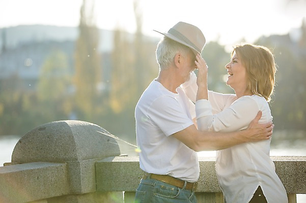포토 JPG 주간 서양인 응시 여자 노년 남자 50대 데이트 난간 안기 미소 사람 상반신 야외 두명 옆모습 실버라이프 마주보기 노부부 로맨틱 쓰는 즐거움 챙모자 노인만 국내포토 자연요소 외국인 모자_잡화 라이프스타일 부부 시선 감정 뷰포인트 중년 컨셉 모션 표정 성인 성인만 파일형식