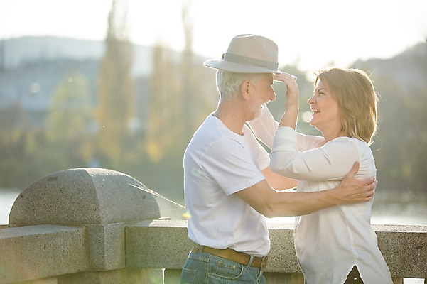 포토 JPG 주간 서양인 여자 노년 남자 50대 데이트 난간 안기 웃음 사람 상반신 야외 두명 옆모습 실버라이프 마주보기 노부부 로맨틱 쓰는 즐거움 챙모자 노인만 국내포토 자연요소 외국인 모자_잡화 라이프스타일 부부 감정 뷰포인트 중년 컨셉 모션 표정 성인 성인만 파일형식