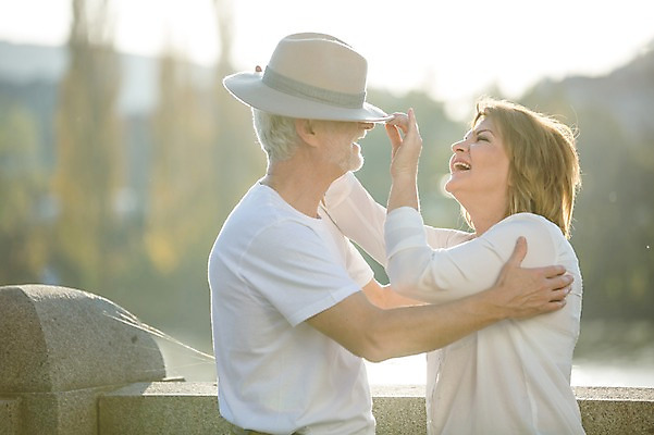 포토 JPG 주간 서양인 여자 노년 남자 50대 데이트 난간 안기 웃음 사람 상반신 야외 두명 옆모습 실버라이프 마주보기 노부부 로맨틱 쓰는 즐거움 챙모자 노인만 국내포토 자연요소 외국인 모자_잡화 라이프스타일 부부 감정 뷰포인트 중년 컨셉 모션 표정 성인 성인만 파일형식