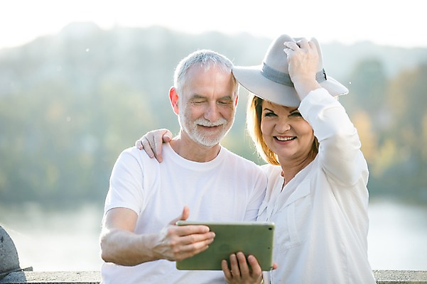 포토 JPG 주간 서양인 응시 여자 노년 남자 50대 데이트 난간 미소 사람 상반신 야외 두명 앞모습 실버라이프 태블릿 노부부 기댐 로맨틱 잡기 챙모자 노인만 어깨에손 국내포토 자연요소 외국인 모자_잡화 라이프스타일 부부 시선 뷰포인트 중년 컨셉 모션 표정 성인 전자제품 스마트기기 성인만 파일형식