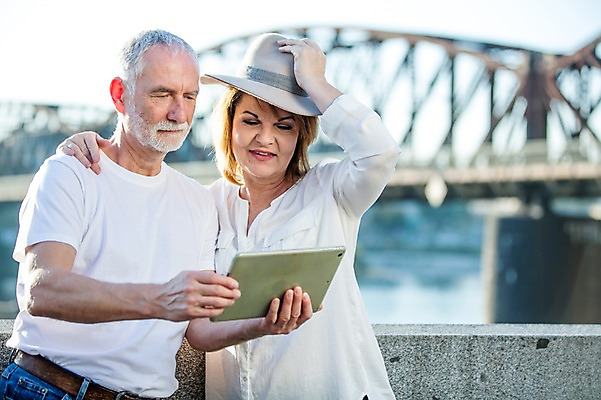 포토 JPG 주간 서양인 응시 여자 노년 남자 50대 데이트 난간 사람 상반신 야외 두명 앞모습 실버라이프 태블릿 노부부 기댐 로맨틱 잡기 챙모자 노인만 어깨에손 국내포토 자연요소 외국인 모자_잡화 라이프스타일 부부 시선 뷰포인트 중년 컨셉 모션 성인 전자제품 스마트기기 성인만 파일형식