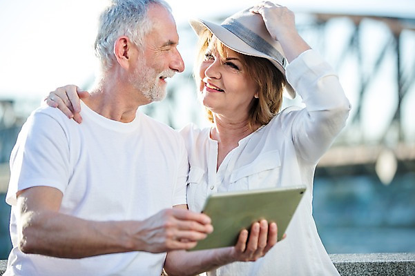 포토 JPG 주간 서양인 응시 여자 노년 남자 50대 데이트 미소 사람 상반신 야외 두명 앞모습 실버라이프 태블릿 마주보기 노부부 로맨틱 잡기 챙모자 노인만 어깨에손 국내포토 자연요소 외국인 모자_잡화 라이프스타일 부부 시선 뷰포인트 중년 컨셉 모션 표정 성인 전자제품 스마트기기 성인만 파일형식
