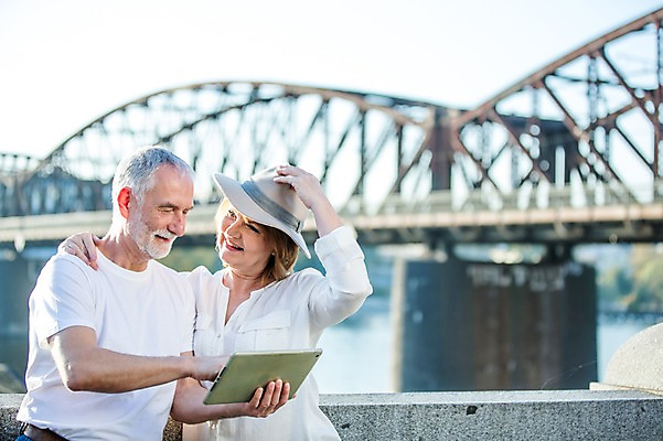 포토 JPG 주간 서양인 응시 여자 노년 남자 50대 데이트 난간 미소 사람 상반신 야외 두명 앞모습 실버라이프 태블릿 노부부 기댐 로맨틱 잡기 챙모자 노인만 어깨에손 국내포토 자연요소 외국인 모자_잡화 라이프스타일 부부 시선 뷰포인트 중년 컨셉 모션 표정 성인 전자제품 스마트기기 성인만 파일형식