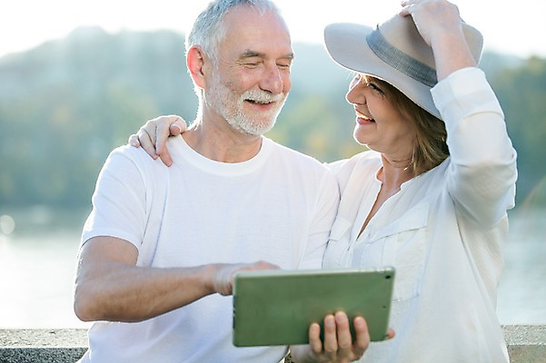 포토 JPG 주간 서양인 응시 여자 노년 남자 50대 데이트 난간 미소 사람 상반신 야외 두명 앞모습 실버라이프 태블릿 노부부 기댐 로맨틱 가리킴 잡기 챙모자 노인만 어깨에손 국내포토 자연요소 외국인 모자_잡화 라이프스타일 부부 시선 뷰포인트 중년 컨셉 모션 표정 손짓 성인 전자제품 스마트기기 성인만 파일형식