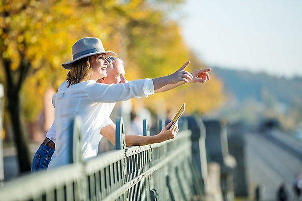 포토 JPG 주간 서양인 응시 여자 노년 남자 50대 데이트 난간 미소 사람 상반신 야외 두명 옆모습 실버라이프 태블릿 노부부 기댐 로맨틱 가리킴 챙모자 노인만 국내포토 자연요소 외국인 모자_잡화 라이프스타일 부부 시선 뷰포인트 중년 컨셉 모션 표정 손짓 성인 전자제품 스마트기기 성인만 파일형식