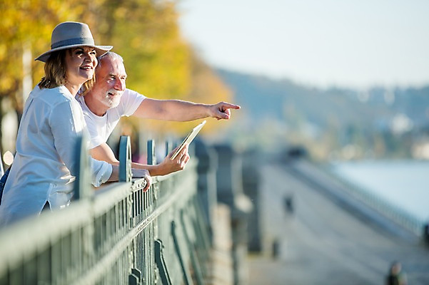포토 JPG 주간 서양인 응시 여자 노년 남자 50대 데이트 난간 서기 미소 사람 상반신 야외 두명 옆모습 실버라이프 태블릿 노부부 기댐 로맨틱 가리킴 챙모자 노인만 국내포토 자연요소 외국인 모자_잡화 라이프스타일 부부 시선 뷰포인트 중년 컨셉 모션 표정 손짓 성인 전자제품 스마트기기 성인만 파일형식