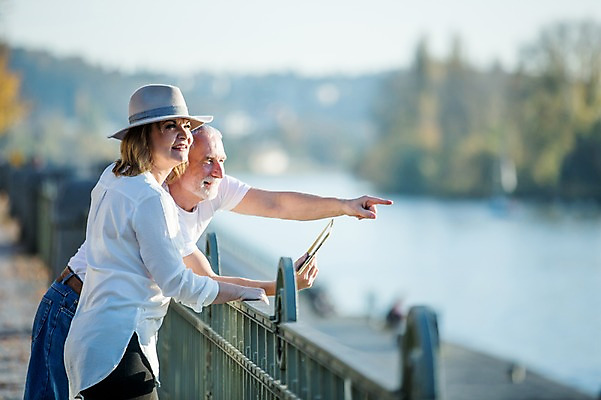 포토 JPG 주간 서양인 응시 여자 노년 남자 50대 데이트 난간 서기 미소 사람 상반신 야외 두명 옆모습 실버라이프 태블릿 노부부 기댐 로맨틱 가리킴 챙모자 노인만 국내포토 자연요소 외국인 모자_잡화 라이프스타일 부부 시선 뷰포인트 중년 컨셉 모션 표정 손짓 성인 전자제품 스마트기기 성인만 파일형식