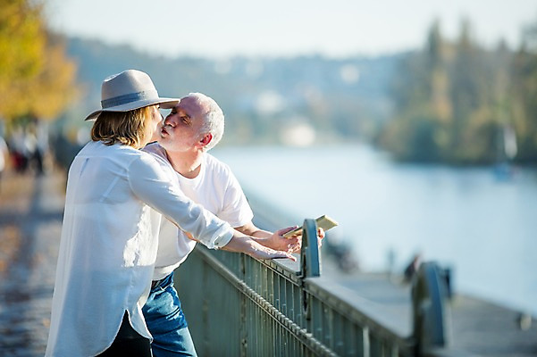 포토 JPG 주간 서양인 여자 노년 남자 50대 데이트 난간 키스 서기 사람 상반신 야외 두명 앞모습 옆모습 실버라이프 태블릿 노부부 기댐 로맨틱 챙모자 노인만 국내포토 자연요소 외국인 모자_잡화 라이프스타일 부부 뷰포인트 중년 컨셉 모션 성인 전자제품 스마트기기 애정표현 성인만 파일형식
