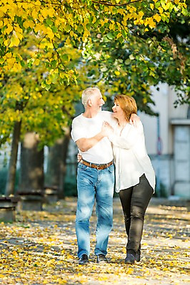 포토 JPG 주간 전신 서양인 나무 응시 공원 여자 노년 남자 50대 낙엽 데이트 안기 미소 사람 야외 두명 앞모습 실버라이프 마주보기 걷기 손잡기 노부부 산책 로맨틱 가로수 노인만 어깨에손 국내포토 자연요소 외국인 식물 라이프스타일 부부 시선 공공시설 뷰포인트 중년 컨셉 잎 모션 휴식 표정 성인 성인만 파일형식
