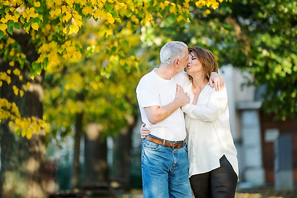 포토 JPG 주간 서양인 나무 공원 여자 노년 남자 50대 허리손 데이트 안기 나뭇잎 키스 사람 상반신 야외 두명 앞모습 실버라이프 손잡기 노부부 산책 로맨틱 노인만 국내포토 자연요소 외국인 식물 라이프스타일 부부 공공시설 뷰포인트 중년 포즈 컨셉 잎 모션 휴식 성인 애정표현 성인만 파일형식