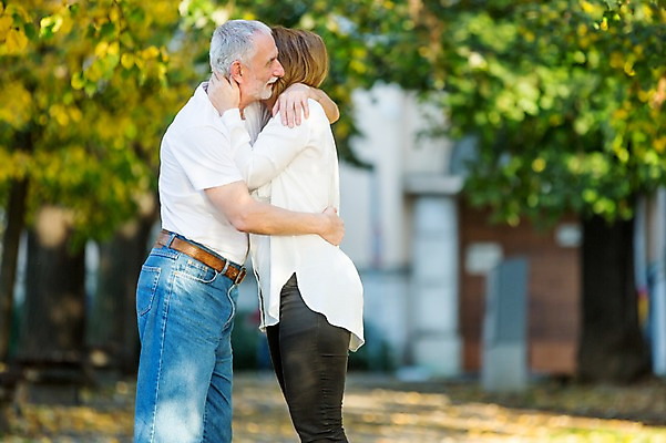 포토 JPG 주간 서양인 나무 공원 여자 노년 남자 50대 데이트 안기 포옹 나뭇잎 거리 서기 사람 상반신 야외 두명 옆모습 실버라이프 노부부 산책 로맨틱 노인만 국내포토 자연요소 외국인 식물 라이프스타일 부부 공공시설 뷰포인트 중년 컨셉 잎 모션 휴식 성인 성인만 파일형식