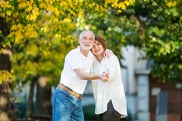 포토 JPG 주간 서양인 나무 응시 공원 여자 노년 남자 50대 포즈 데이트 나뭇잎 서기 미소 사람 상반신 야외 두명 옆모습 실버라이프 손잡기 노부부 산책 로맨틱 춤 노인만 국내포토 자연요소 외국인 식물 라이프스타일 부부 시선 공공시설 뷰포인트 중년 컨셉 잎 모션 문화예술 휴식 표정 성인 성인만 파일형식
