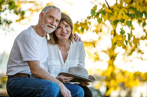 포토 JPG 주간 서양인 나무 응시 공원 여자 노년 남자 50대 벤치 데이트 안기 나뭇잎 미소 사람 앉기 상반신 야외 두명 옆모습 실버라이프 노부부 산책 로맨틱 챙모자 노인만 어깨에손 국내포토 자연요소 외국인 식물 모자_잡화 라이프스타일 부부 시선 공공시설 뷰포인트 중년 컨셉 잎 의자 모션 휴식 표정 성인 성인만 파일형식