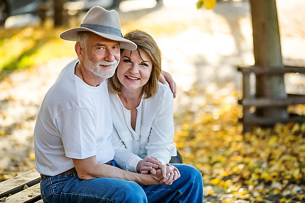 포토 JPG 주간 서양인 응시 공원 여자 노년 남자 50대 낙엽 벤치 데이트 안기 미소 사람 앉기 상반신 야외 두명 옆모습 실버라이프 손잡기 노부부 산책 로맨틱 가을 챙모자 노인만 국내포토 자연요소 외국인 모자_잡화 라이프스타일 부부 시선 계절 공공시설 뷰포인트 중년 컨셉 잎 의자 모션 휴식 표정 성인 성인만 파일형식