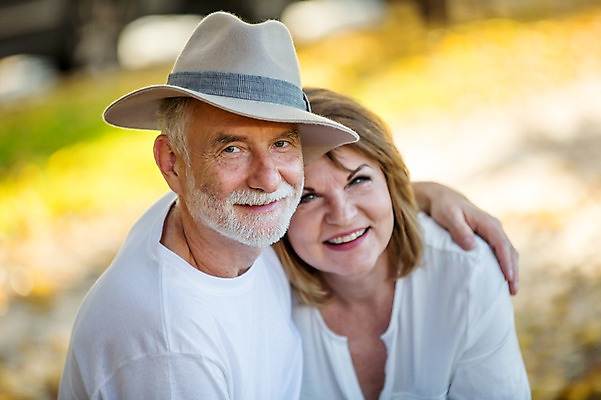 포토 JPG 주간 서양인 응시 공원 여자 노년 남자 50대 데이트 안기 미소 사람 근접촬영 상반신 야외 두명 앞모습 실버라이프 노부부 산책 로맨틱 챙모자 노인만 국내포토 자연요소 외국인 모자_잡화 라이프스타일 부부 시선 공공시설 뷰포인트 중년 컨셉 모션 휴식 표정 성인 성인만 파일형식