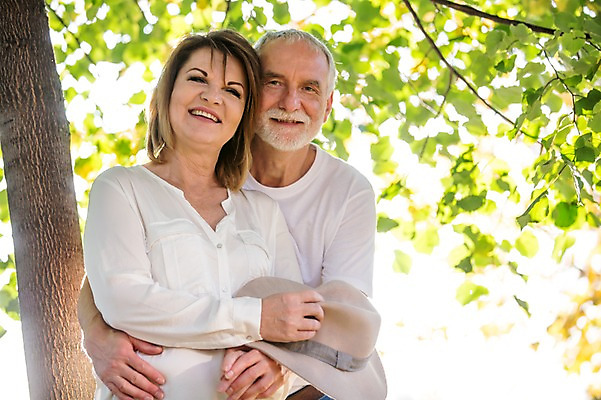 포토 JPG 주간 서양인 나무 응시 공원 여자 노년 남자 50대 데이트 안기 나뭇잎 미소 사람 상반신 야외 두명 앞모습 실버라이프 노부부 산책 로맨틱 백허그 챙모자 노인만 국내포토 자연요소 외국인 식물 모자_잡화 라이프스타일 부부 시선 공공시설 뷰포인트 중년 컨셉 잎 모션 포옹 휴식 표정 성인 성인만 파일형식