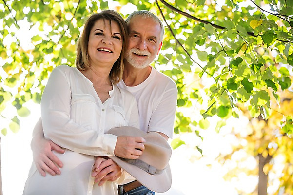 포토 JPG 주간 서양인 나무 응시 공원 여자 노년 남자 50대 데이트 안기 나뭇잎 미소 사람 상반신 야외 두명 앞모습 실버라이프 손잡기 노부부 산책 로맨틱 백허그 챙모자 노인만 국내포토 자연요소 외국인 식물 모자_잡화 라이프스타일 부부 시선 공공시설 뷰포인트 중년 컨셉 잎 모션 포옹 휴식 표정 성인 성인만 파일형식