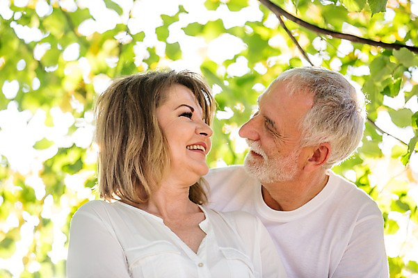 포토 JPG 주간 서양인 나무 응시 공원 여자 노년 남자 50대 데이트 나뭇잎 미소 사람 상반신 야외 두명 앞모습 실버라이프 마주보기 노부부 산책 로맨틱 노인만 국내포토 자연요소 외국인 식물 라이프스타일 부부 시선 공공시설 뷰포인트 중년 컨셉 잎 모션 휴식 표정 성인 성인만 파일형식