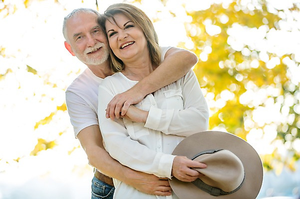 포토 JPG 주간 서양인 응시 공원 여자 노년 남자 50대 데이트 안기 미소 사람 상반신 야외 두명 앞모습 실버라이프 손잡기 노부부 산책 로맨틱 백허그 챙모자 노인만 국내포토 자연요소 외국인 모자_잡화 라이프스타일 부부 시선 공공시설 뷰포인트 중년 컨셉 모션 포옹 휴식 표정 성인 성인만 파일형식