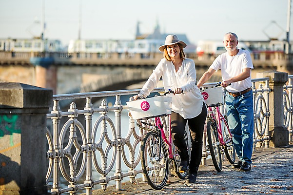 포토 JPG 주간 전신 서양인 응시 여자 노년 남자 50대 데이트 난간 미소 사람 야외 두명 앞모습 실버라이프 걷기 자전거 노부부 로맨틱 당기기 강가 챙모자 노인만 국내포토 자연요소 외국인 모자_잡화 라이프스타일 부부 시선 뷰포인트 중년 컨셉 모션 표정 성인 강 바이크 성인만 파일형식