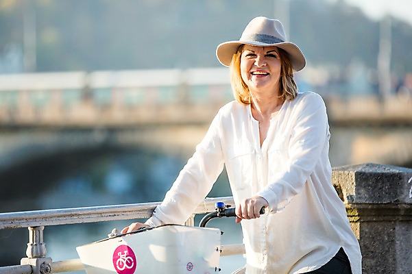 포토 JPG 주간 서양인 모자 응시 여자 노년 50대 데이트 난간 한명 미소 사람 상반신 야외 옆모습 실버라이프 자전거 챙모자 노인여자한명만 국내포토 자연요소 외국인 모자_잡화 1 라이프스타일 시선 잡화 뷰포인트 중년 표정 성인 바이크 여자한명만 노인여자만 파일형식