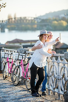 포토 JPG 주간 전신 서양인 모자 커플 응시 여자 노년 남자 50대 데이트 난간 안기 서기 미소 사람 야외 두명 옆모습 실버라이프 자전거 노부부 기댐 로맨틱 가리킴 강가 챙모자 노인만 국내포토 자연요소 외국인 모자_잡화 라이프스타일 부부 시선 잡화 뷰포인트 중년 컨셉 관계 모션 표정 손짓 성인 강 바이크 성인만 파일형식