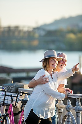 포토 JPG 주간 서양인 모자 커플 응시 여자 노년 남자 50대 데이트 난간 서기 미소 사람 상반신 야외 두명 옆모습 실버라이프 손잡기 자전거 노부부 기댐 로맨틱 가리킴 챙모자 노인만 어깨에손 국내포토 자연요소 외국인 모자_잡화 라이프스타일 부부 시선 잡화 뷰포인트 중년 컨셉 관계 모션 표정 손짓 성인 바이크 성인만 파일형식