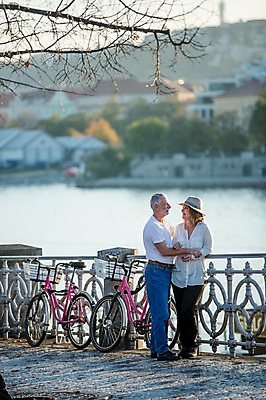 포토 JPG 주간 전신 서양인 모자 커플 응시 여자 노년 남자 50대 데이트 난간 서기 웃음 사람 야외 두명 앞모습 옆모습 실버라이프 마주보기 자전거 노부부 기댐 로맨틱 잡기 강가 챙모자 노인만 국내포토 자연요소 외국인 모자_잡화 라이프스타일 부부 시선 잡화 뷰포인트 중년 컨셉 관계 모션 표정 성인 강 바이크 성인만 파일형식