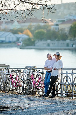 포토 JPG 주간 전신 서양인 모자 커플 응시 여자 노년 남자 50대 데이트 난간 서기 미소 사람 야외 두명 옆모습 실버라이프 손잡기 자전거 노부부 기댐 로맨틱 강가 챙모자 노인만 국내포토 자연요소 외국인 모자_잡화 라이프스타일 부부 시선 잡화 뷰포인트 중년 컨셉 관계 모션 표정 성인 강 바이크 성인만 파일형식