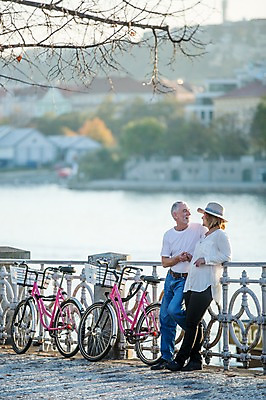 포토 JPG 주간 전신 서양인 모자 커플 여자 노년 남자 50대 데이트 난간 서기 미소 사람 야외 두명 옆모습 실버라이프 마주보기 손잡기 자전거 노부부 기댐 로맨틱 강가 챙모자 노인만 국내포토 자연요소 외국인 모자_잡화 라이프스타일 부부 잡화 뷰포인트 중년 컨셉 관계 모션 표정 성인 강 바이크 성인만 파일형식