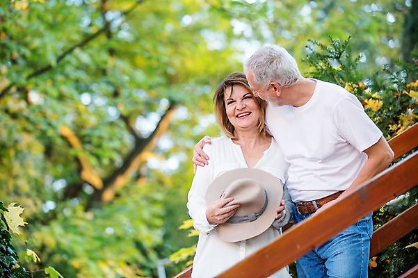 포토 JPG 주간 서양인 모자 커플 응시 공원 여자 노년 남자 50대 데이트 난간 나뭇잎 서기 미소 사람 상반신 야외 두명 앞모습 실버라이프 계단 노부부 기댐 로맨틱 챙모자 노인만 어깨에손 국내포토 자연요소 외국인 모자_잡화 라이프스타일 부부 시선 잡화 공공시설 뷰포인트 중년 컨셉 잎 관계 모션 표정 성인 성인만 파일형식